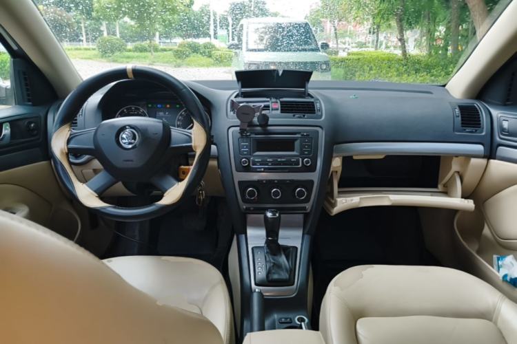 Used Skoda Octavia 2015 Classic Model 1.6L Automatic Yijie Version Center Console