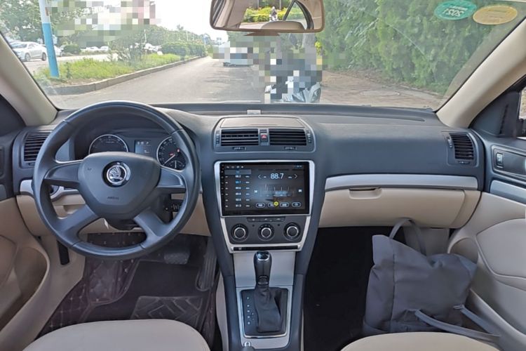 Used Skoda Octavia 2015 Classic Model 1.6L Automatic Yijie Version Center Console
