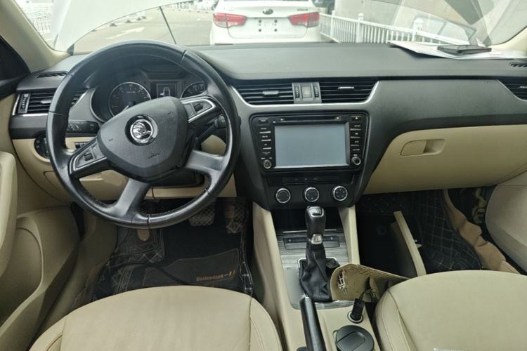 Used Skoda Octavia 2015 1.6L Automatic Yijun Edition Center Console