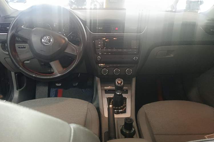 Used Skoda Octavia 2015 1.6L Manual Yijie Edition Center Console