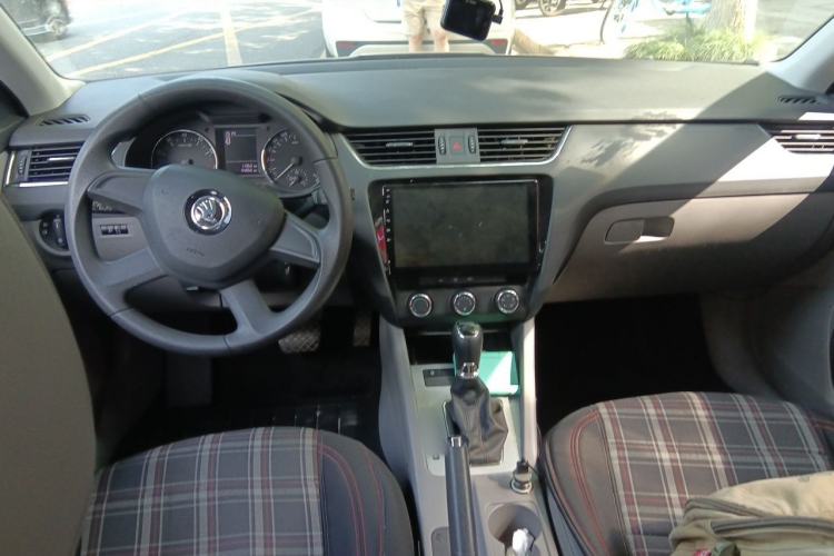 Used Skoda Octavia 2015 1.6L Automatic Yijie Edition Center Console