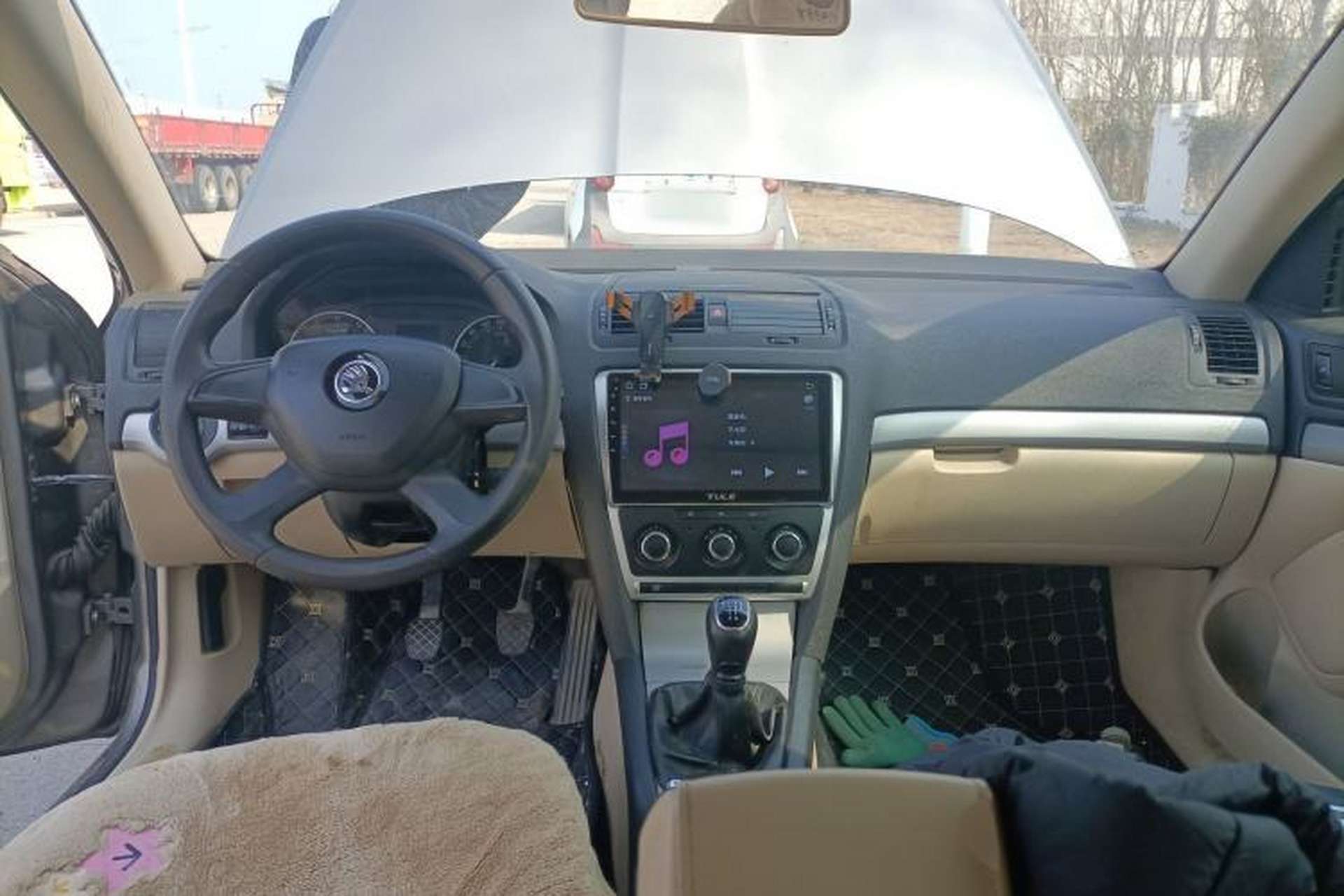 Used Skoda Octavia 2015 Classic Model 1.6L Manual Yijie Edition Center Console