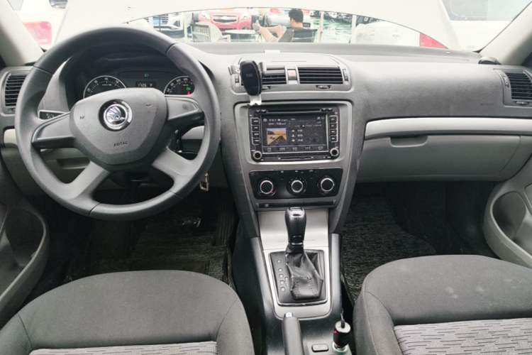 Used Skoda Octavia 2015 Classic Model 1.6L Automatic Elegance Edition Center Console