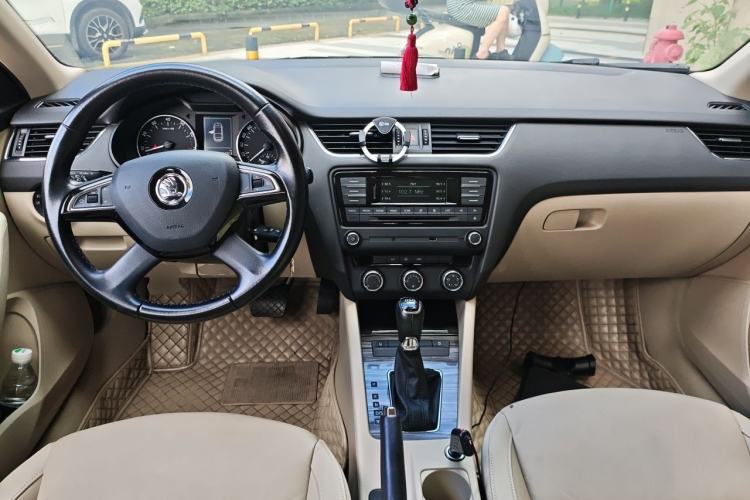 Used Skoda Octavia 2015 1.4TSI DSG Yijun Edition Center Console