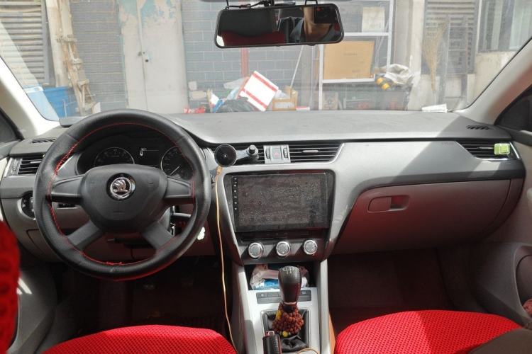 Used Skoda Octavia 2015 1.6L Manual Yijie Edition Center Console