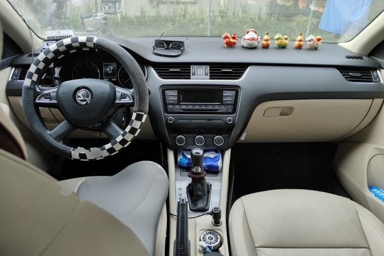 Used Skoda Octavia 2015 1.6L Automatic Yijun Edition Center Console