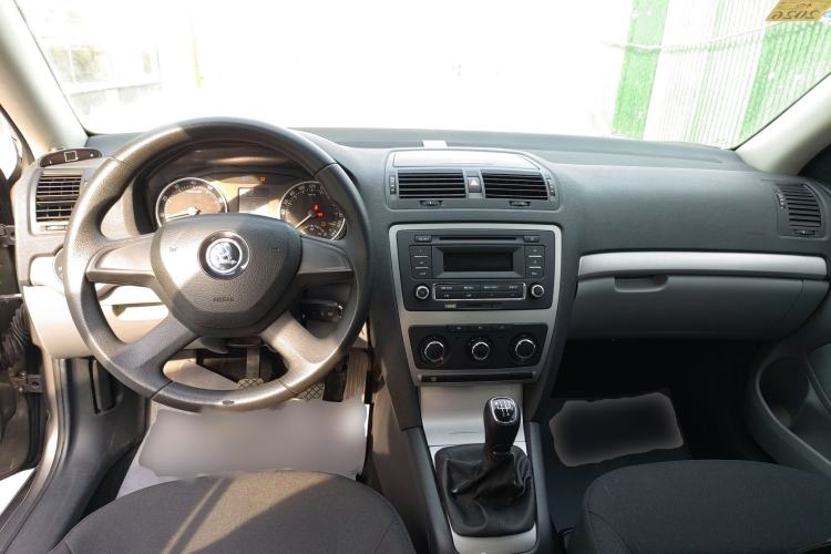 Used Skoda Octavia 2015 Classic Model 1.6L Manual Eado Version Center Console