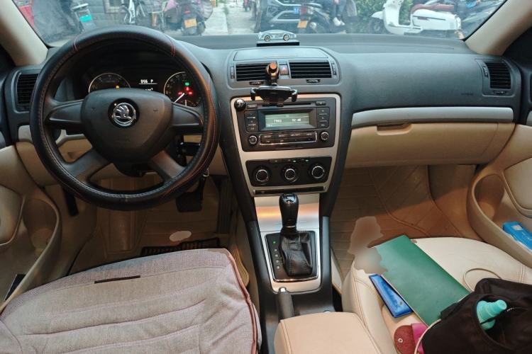 Used Skoda Octavia 2015 Classic Model 1.6L Automatic Yijie Version Center Console