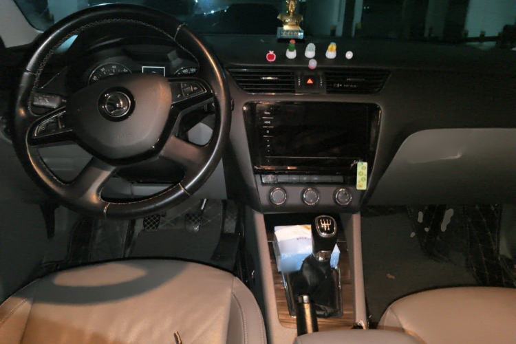 Used Skoda Octavia 2015 1.6L Manual Yijun Edition Center Console