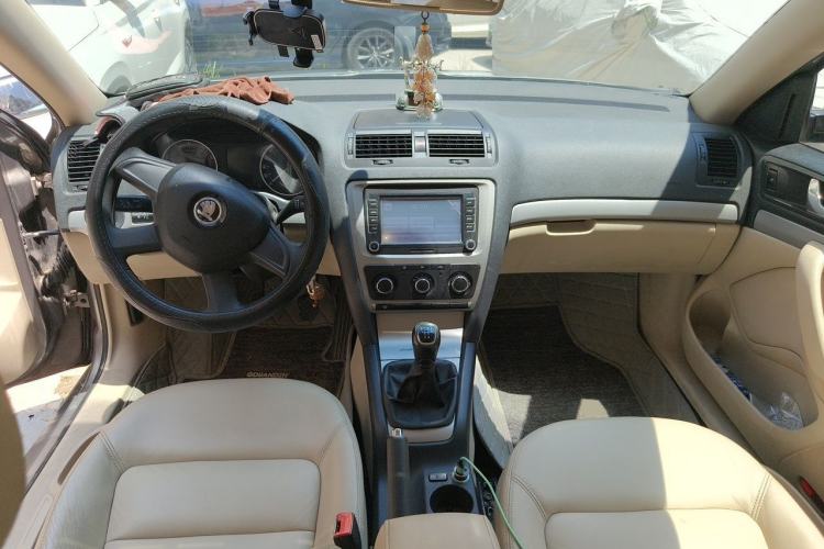 Used Skoda Octavia 2015 Classic Model 1.6L Manual Yijie Edition Center Console