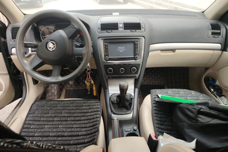 Used Skoda Octavia 2015 Classic Model 1.6L Manual Yijie Edition Center Console