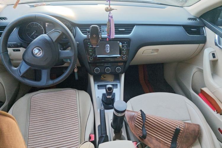 Used Skoda Octavia 2015 1.6L Automatic Yijie Edition Center Console