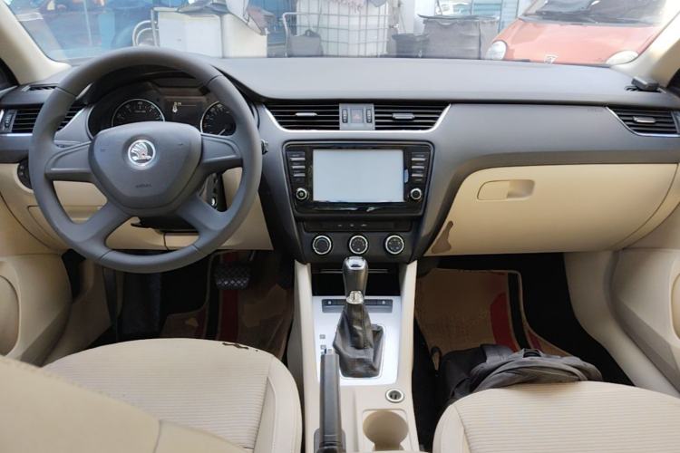 Used Skoda Octavia 2015 1.6L Automatic Yijie Edition Center Console