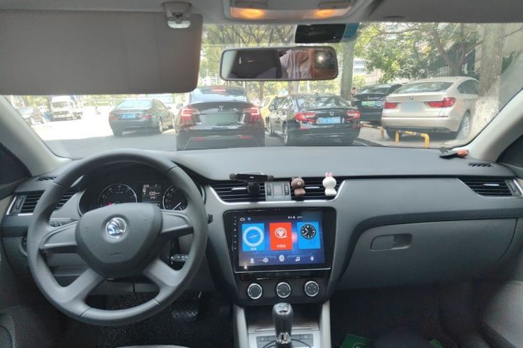 Used Skoda Octavia 2015 1.6L Automatic Yijie Edition Center Console