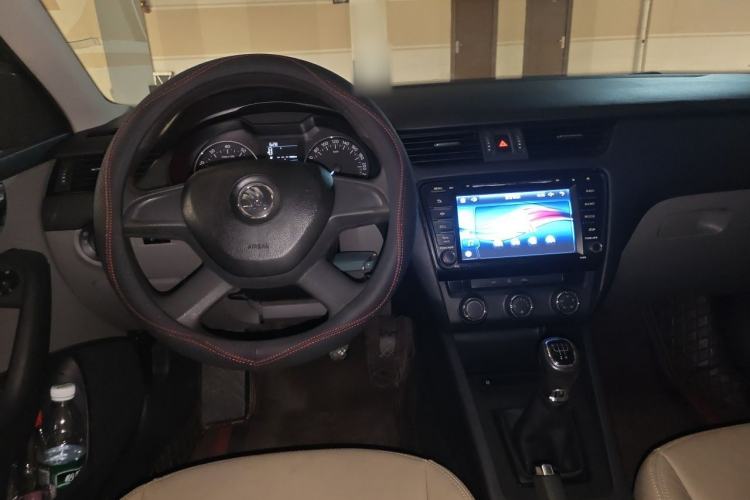 Used Skoda Octavia 2015 1.6L Manual Eado Edition Center Console
