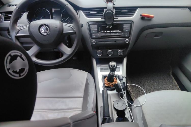 Used Skoda Octavia 2015 1.6L Manual Yijie Edition Center Console