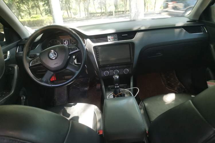 Used Skoda Octavia 2015 1.6L Automatic Yijun Edition Center Console