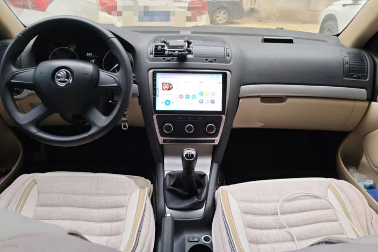Used Skoda Octavia 2015 Classic Model 1.6L Manual Yijie Edition Center Console