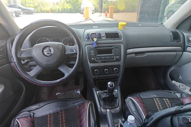 Used Skoda Octavia 2015 Classic Model 1.6L Manual Yijie Edition Center Console