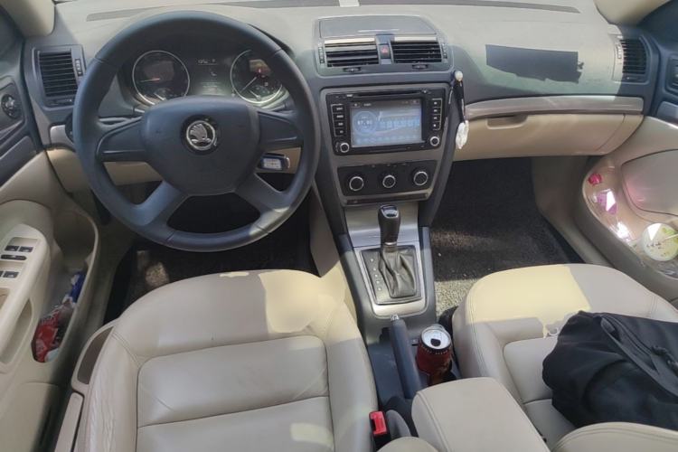 Used Skoda Octavia 2015 Classic Model 1.6L Automatic Yijie Version Center Console