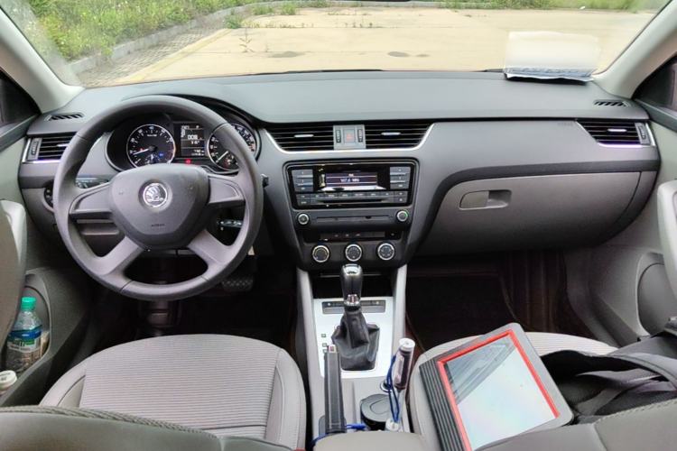 Used Skoda Octavia 2015 1.6L Automatic Yijie Edition Center Console