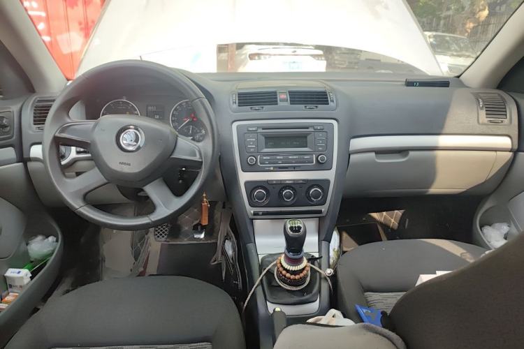 Used Skoda Octavia 2015 Classic Model 1.6L Manual Yijie Edition Center Console