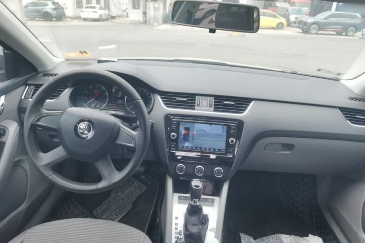 Used Skoda Octavia 2015 1.6L Automatic Yijie Edition Center Console