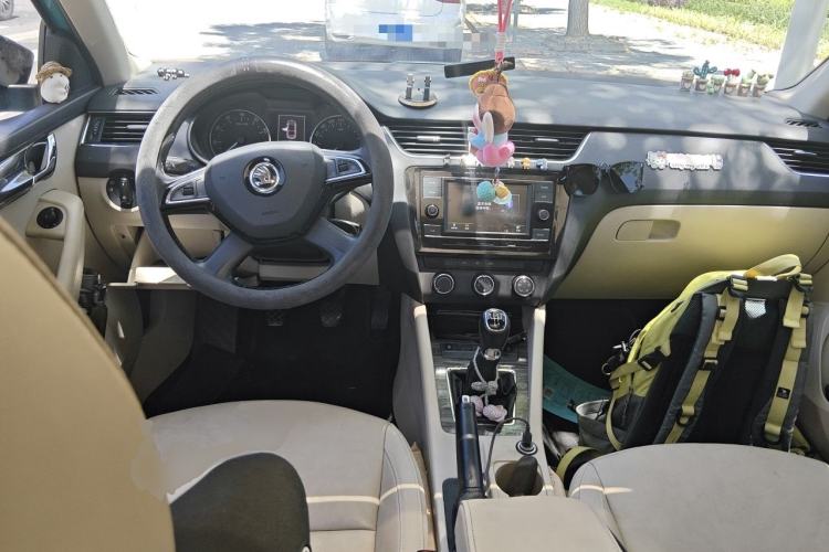 Used Skoda Octavia 2015 1.6L Manual Yijun Edition Center Console
