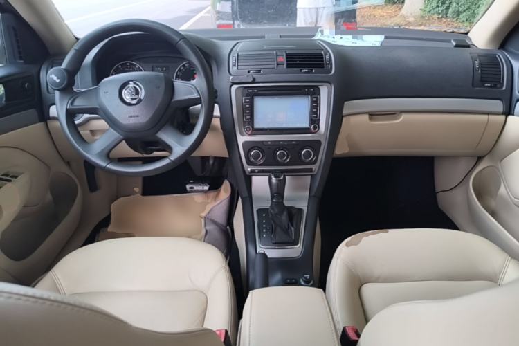 Used Skoda Octavia 2015 Classic Model 1.6L Automatic Yijie Version Center Console