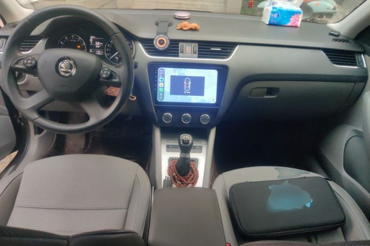 Used Skoda Octavia 2015 1.6L Manual Yijie Edition Center Console