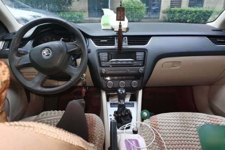 Used Skoda Octavia 2015 1.6L Automatic Yijie Edition Center Console