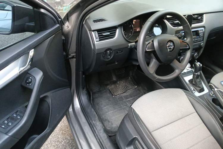 Used Skoda Octavia 2015 1.6L Automatic Yijie Edition Driver Seat