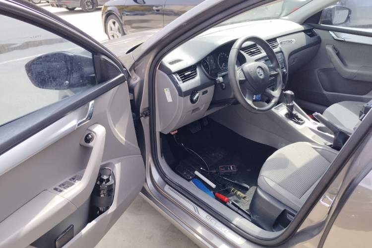 Used Skoda Octavia 2015 1.6L Automatic Yijie Edition Driver Seat