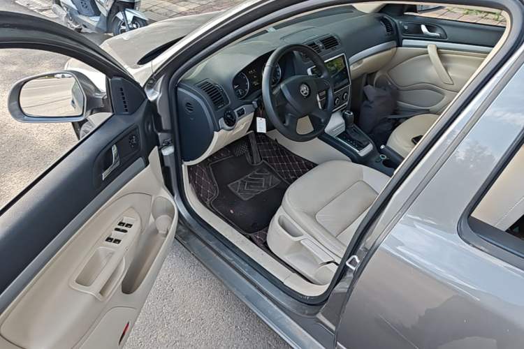 Used Skoda Octavia 2015 Classic Model 1.6L Automatic Yijie Version Driver Seat