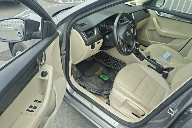 Used Skoda Octavia 2015 1.6L Automatic Yijun Edition Driver Seat
