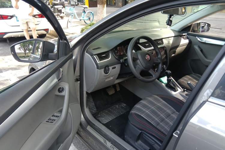 Used Skoda Octavia 2015 1.6L Automatic Yijie Edition Driver Seat