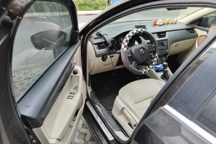 Used Skoda Octavia 2015 1.6L Automatic Yijun Edition Driver Seat