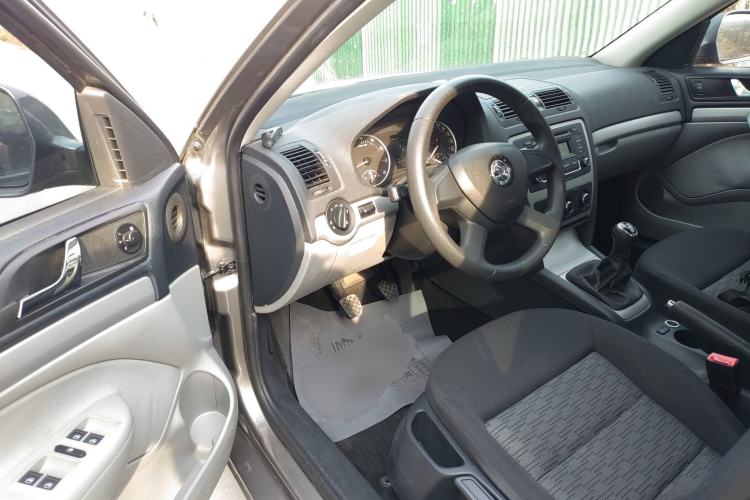 Used Skoda Octavia 2015 Classic Model 1.6L Manual Eado Version Driver Seat