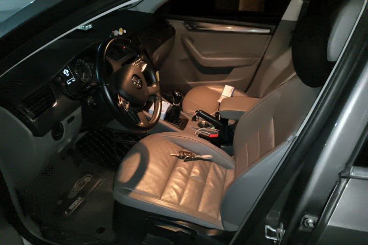 Used Skoda Octavia 2015 1.6L Manual Yijun Edition Driver Seat