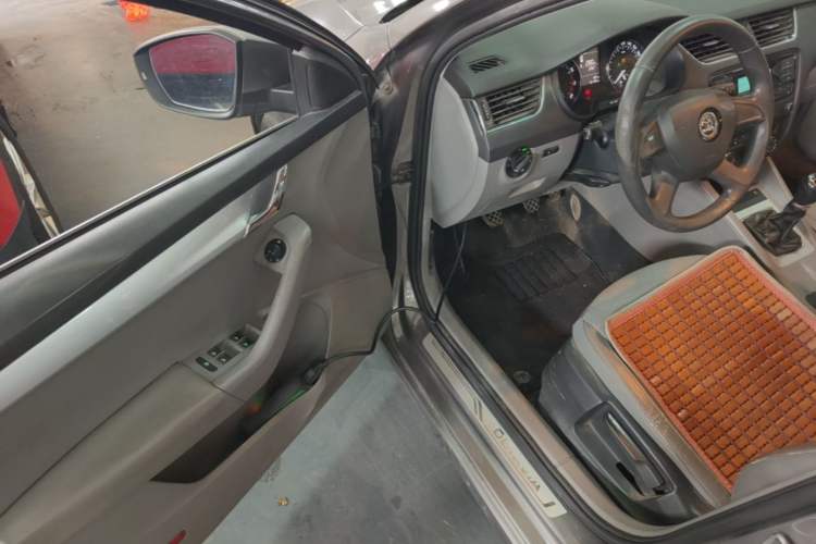 Used Skoda Octavia 2015 1.6L Manual Yijie Edition Driver Seat