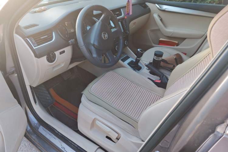 Used Skoda Octavia 2015 1.6L Automatic Yijie Edition Driver Seat