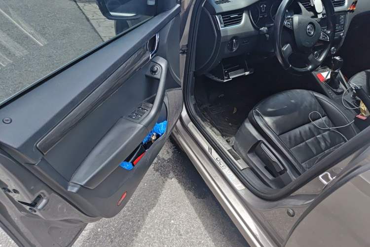 Used Skoda Octavia 2015 1.6L Automatic Yijun Edition Driver Seat