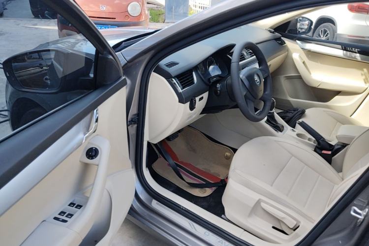 Used Skoda Octavia 2015 1.6L Automatic Yijie Edition Driver Seat