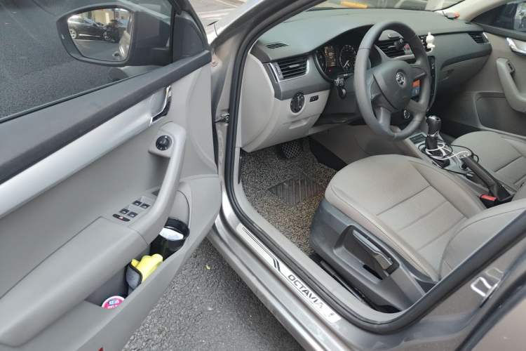 Used Skoda Octavia 2015 1.6L Automatic Yijie Edition Driver Seat