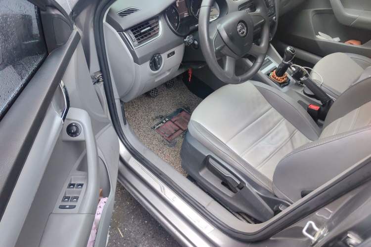 Used Skoda Octavia 2015 1.6L Manual Yijie Edition Driver Seat