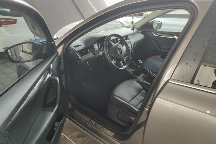Used Skoda Octavia 2015 1.6L Manual Yijun Edition Driver Seat