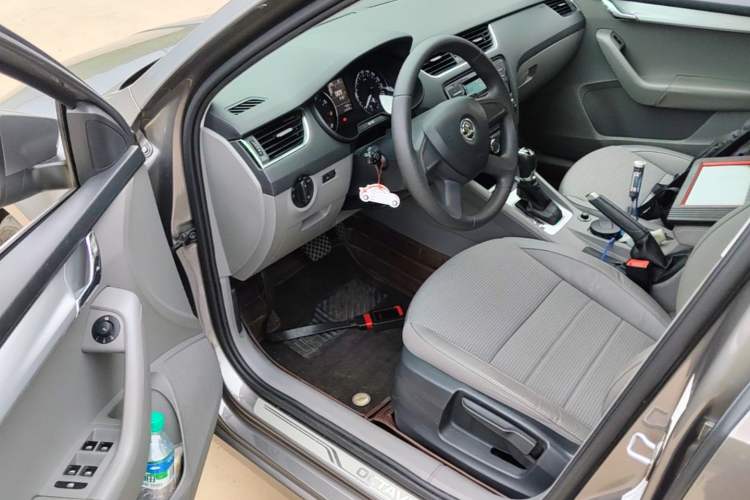 Used Skoda Octavia 2015 1.6L Automatic Yijie Edition Driver Seat