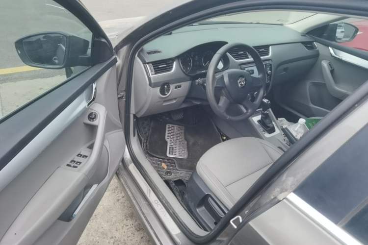 Used Skoda Octavia 2015 1.6L Automatic Yijie Edition Driver Seat