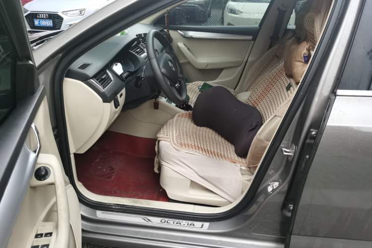 Used Skoda Octavia 2015 1.6L Automatic Yijie Edition Driver Seat