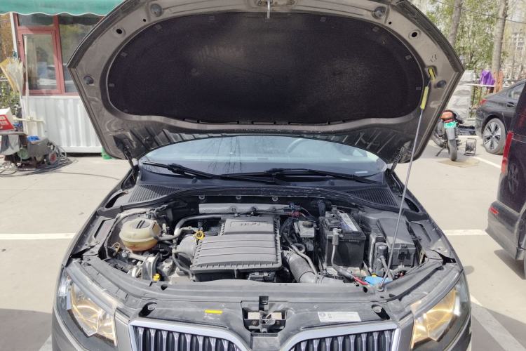 Used Skoda Octavia 2015 1.6L Automatic Yijie Edition Engine Bay